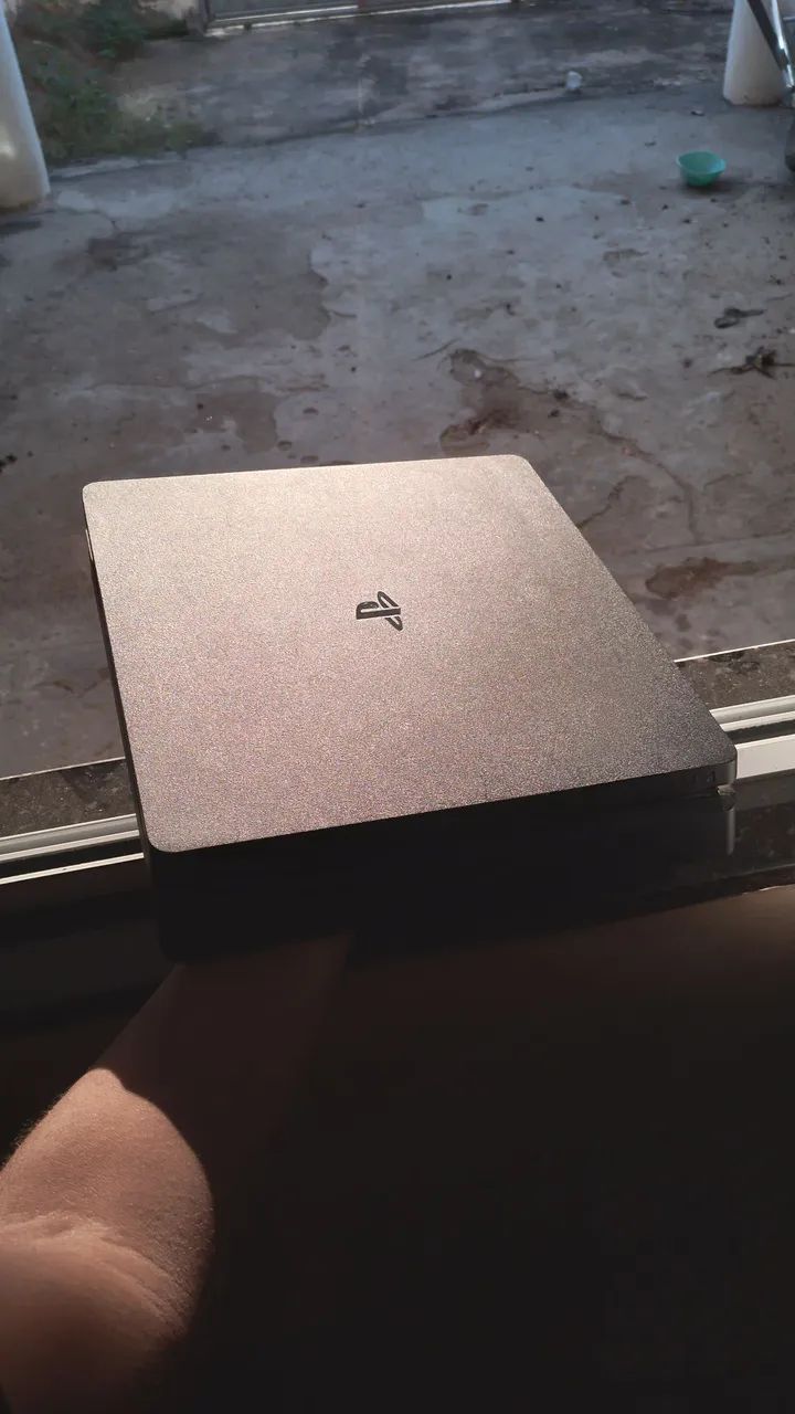 PS4 SLIM 500GB + 2 CONTROES + 4 JOGOS