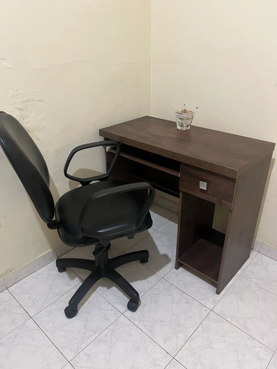 Conjunto mesa com cadeira 