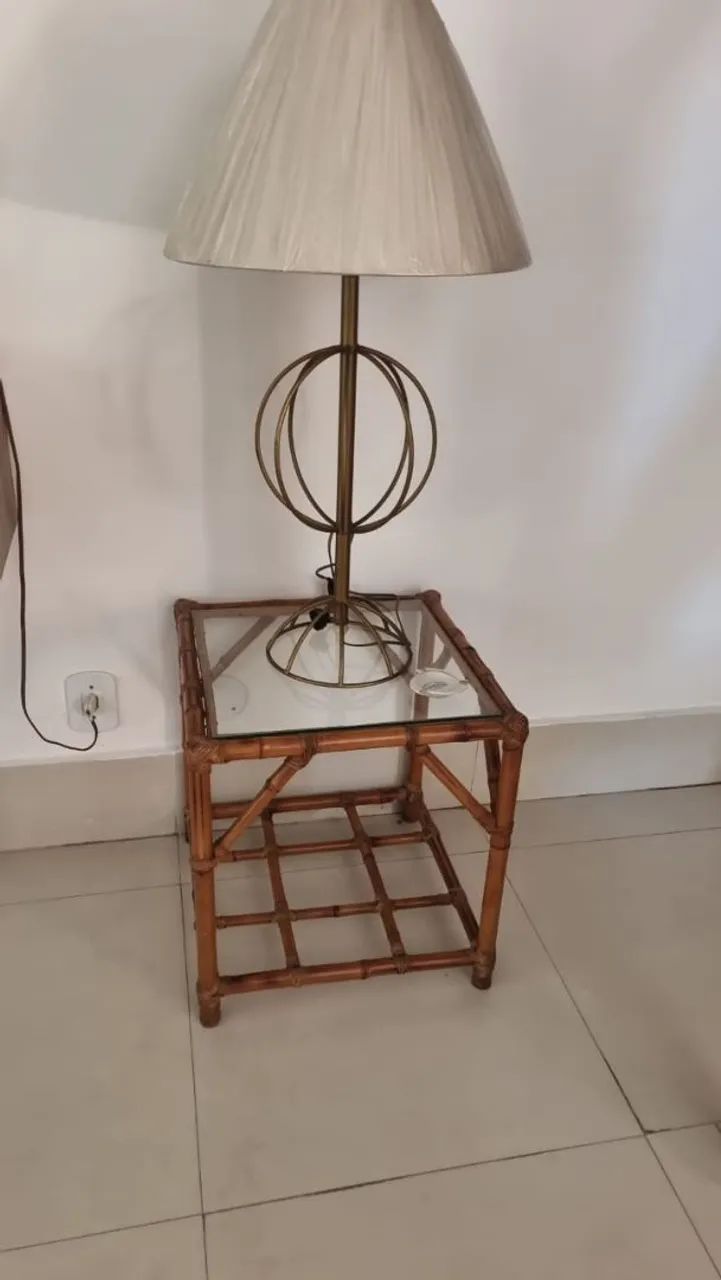 Mesa retangular com seis cadeiras, aparador e masinha lateral, todos em bambu e vidro. - Foto 3