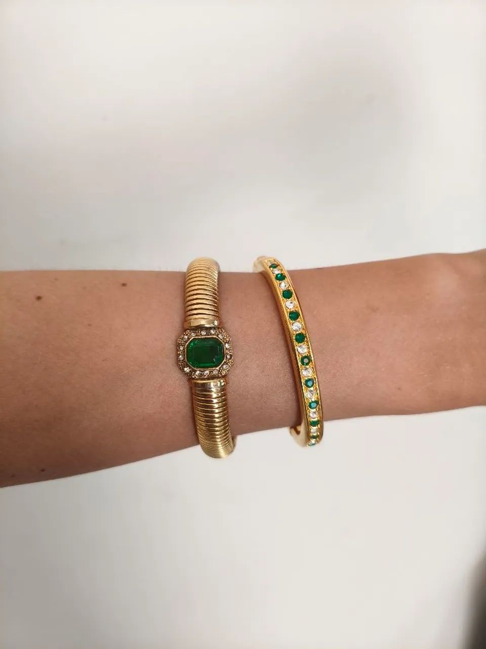 2 pulseiras dourada com pedras strass verde banhadas  - Foto 2