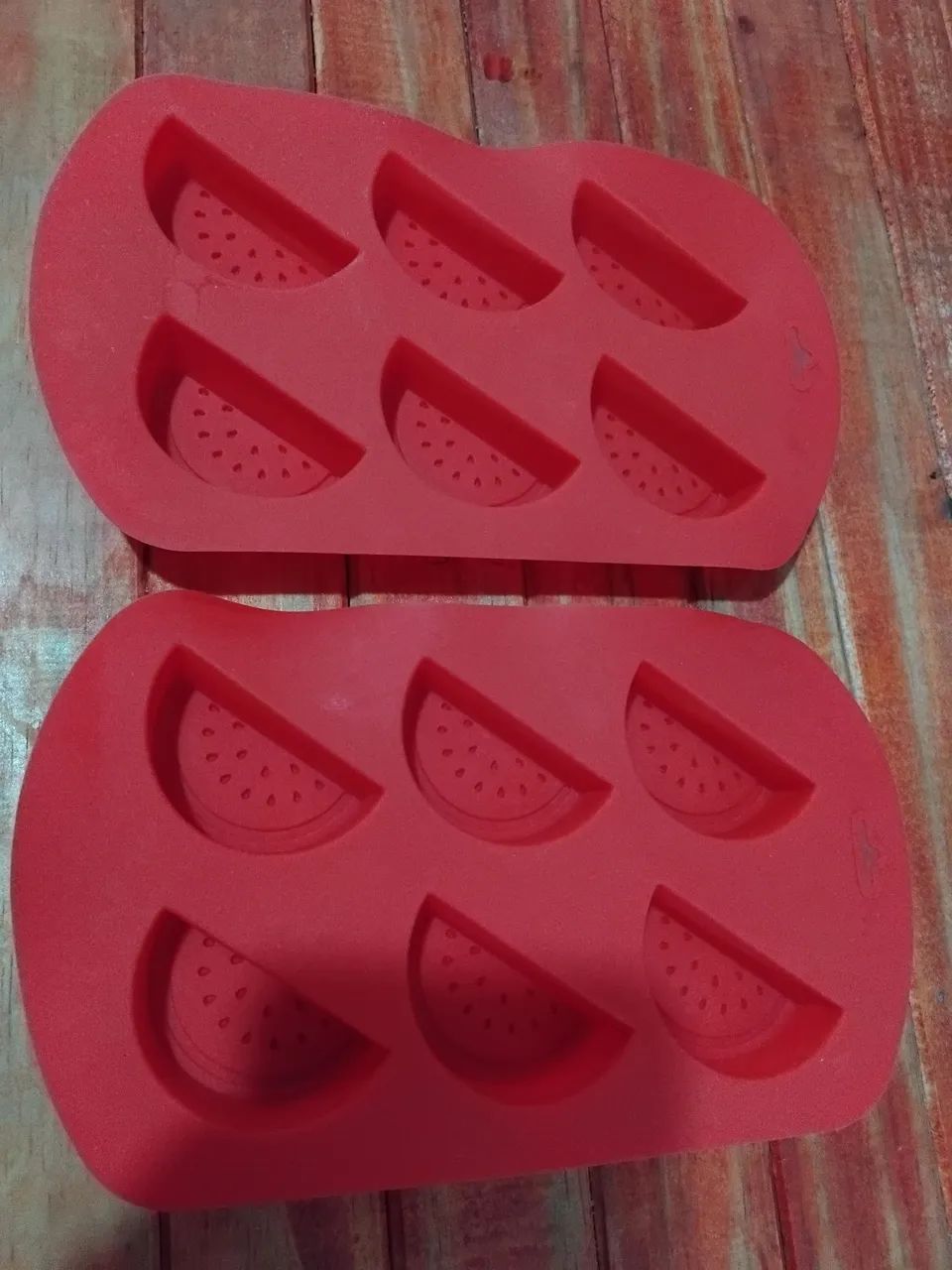 Kit com 2 formas em silicone formato melancia  - Foto 3