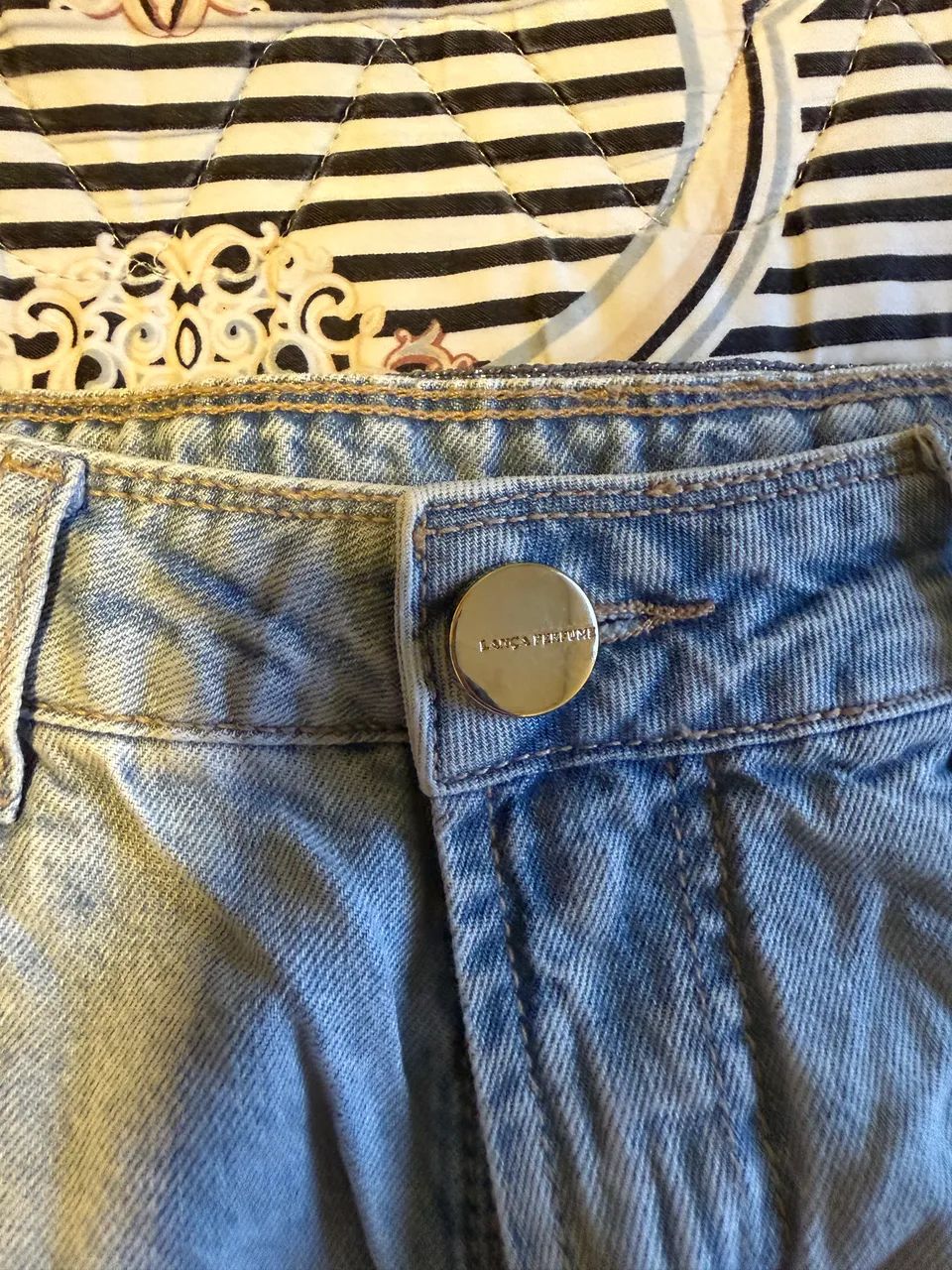 Short Jeans Destroyed com Cós Lurex (Lança Perfume) - Foto 3