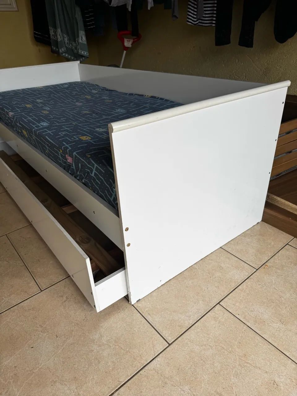 Cama de solteiro com proteção 
