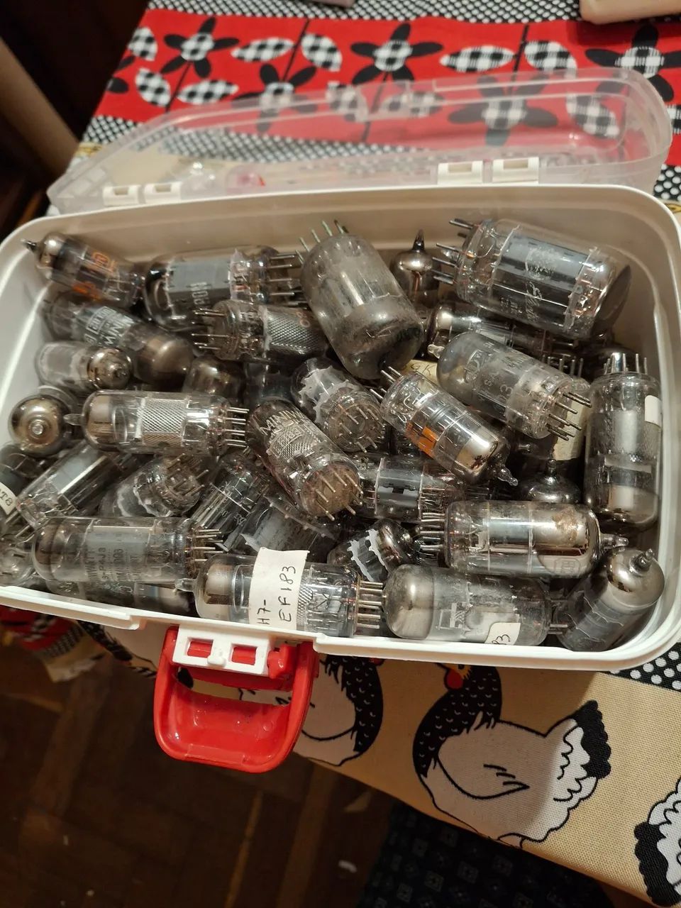 LOTE COM 90 VÁLVULAS DIVERSAS DE TVS ANTIGAS  - Foto 3