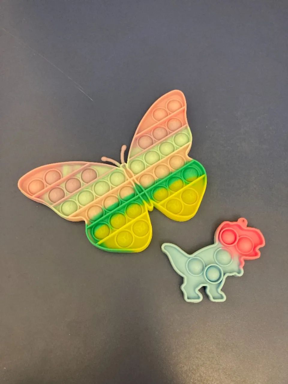 Pop it Fidget Toy Original Borboleta + Brinde mini pop it dinosauro - ótimo estado - Foto 4