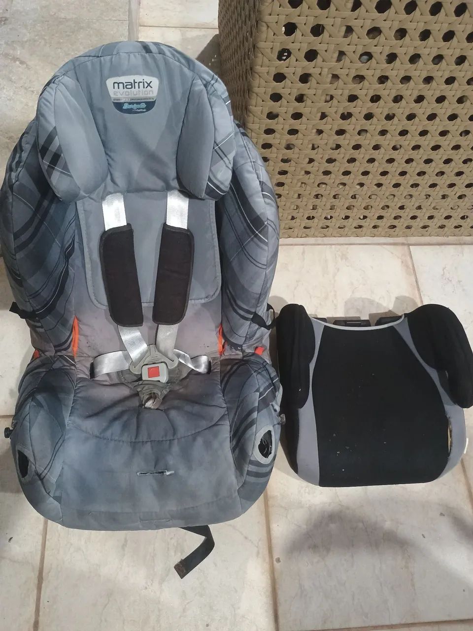 Cadeirinha para carro - Matrix - crianças de 9 a 18kg Leva assento grátis 