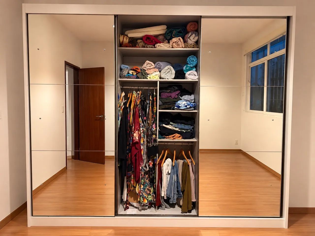 Guarda-roupa espelhos bem conservado - Foto 2