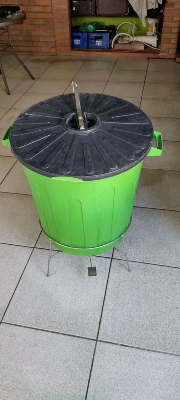 Lixeira plástica com pedal de ferro 