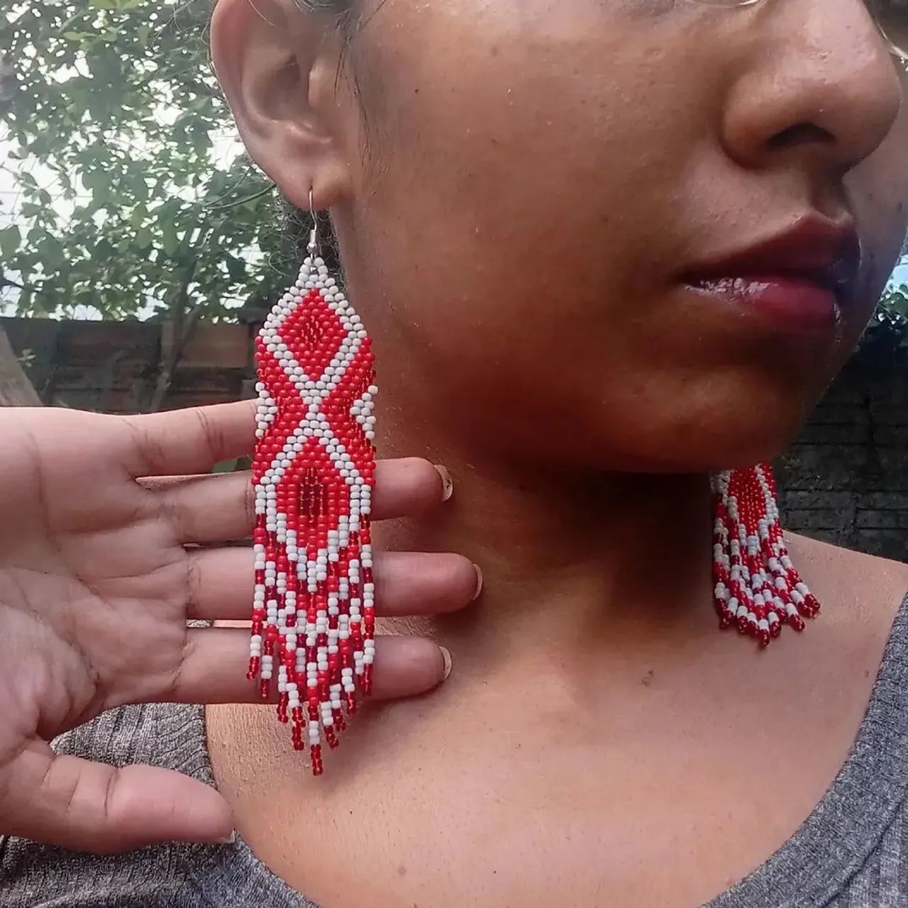 Brincos de miçangas vermelho e branco - Foto 3