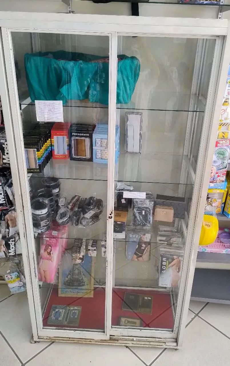 Vitrines em metalon com espelhos,  tranca com cadeado - Foto 2