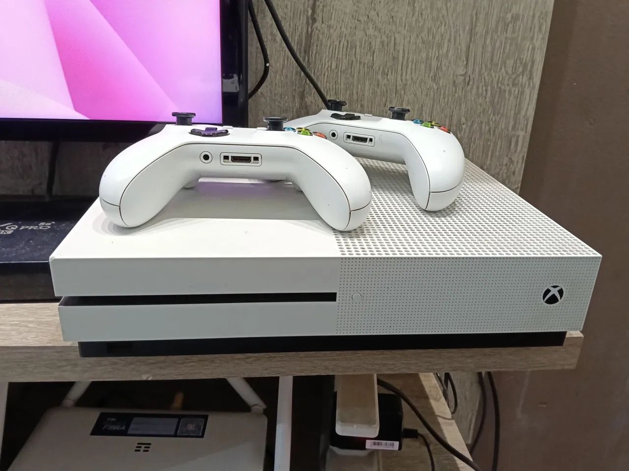 Xbox one s e bom estado com 2 controles um está com drift  - Foto 2