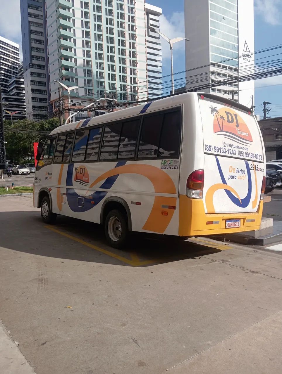 Vendo Micro ônibus 2013 com 23 lugares  - Foto 2