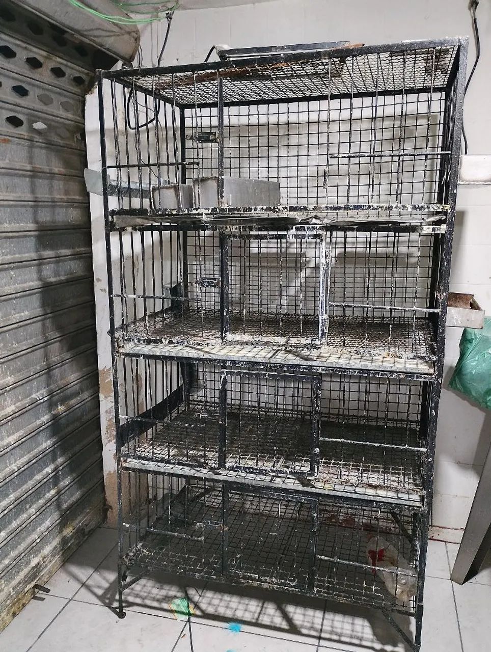 Vende-se gaiola para frango com 4 divisórias.<br>Suportando 8 frangos em cada baía.<br>