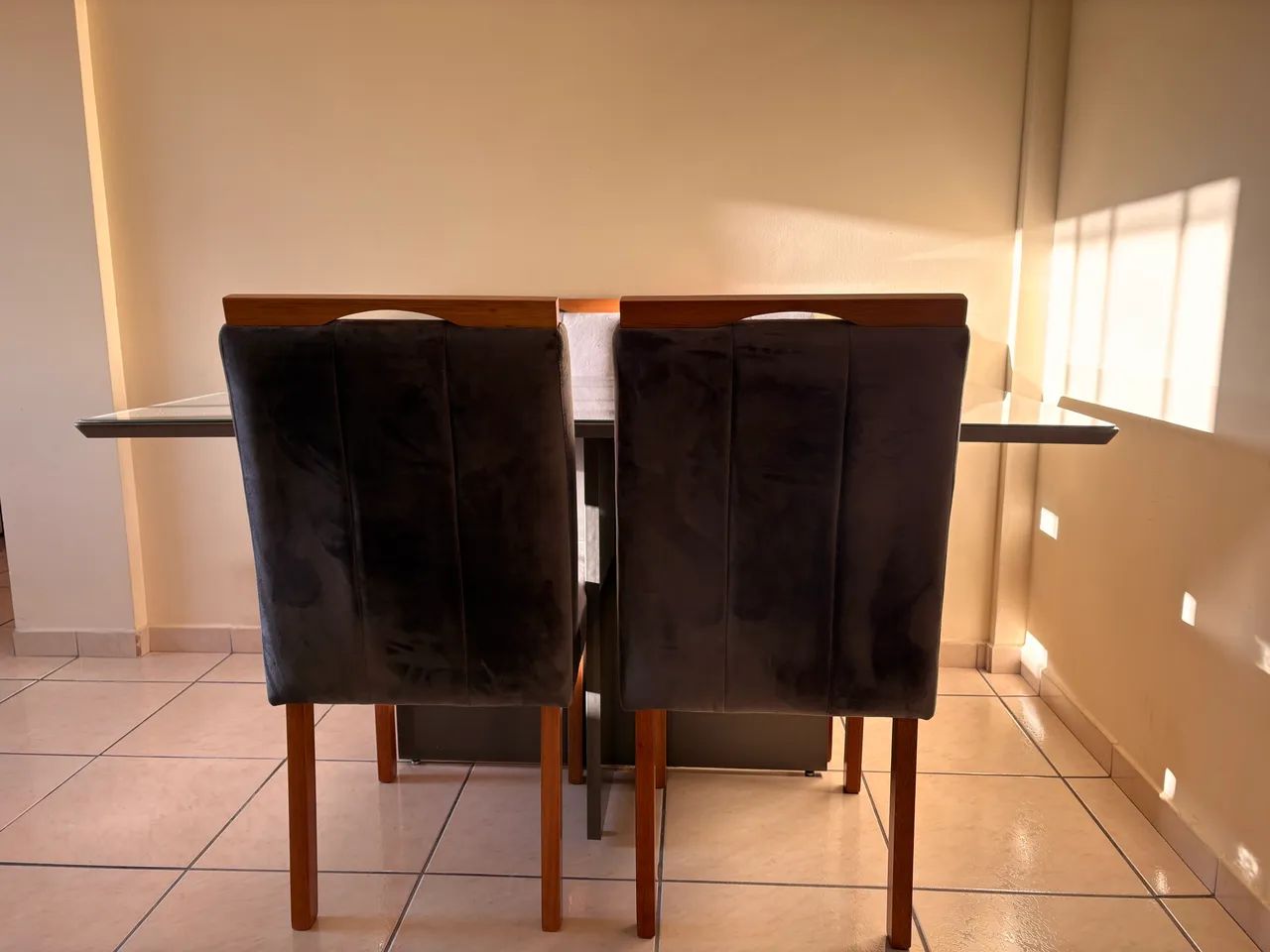 Mesa com tapão de vidro e quatro cadeiras  - Foto 2