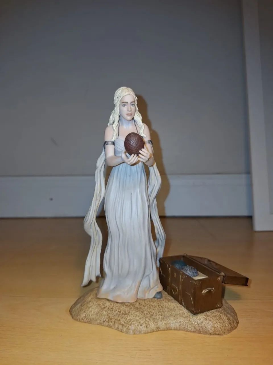 Boneca HBO Game of Thrones Daenerys Targaryen Deluxe - Caixa Aberta - Foto 5