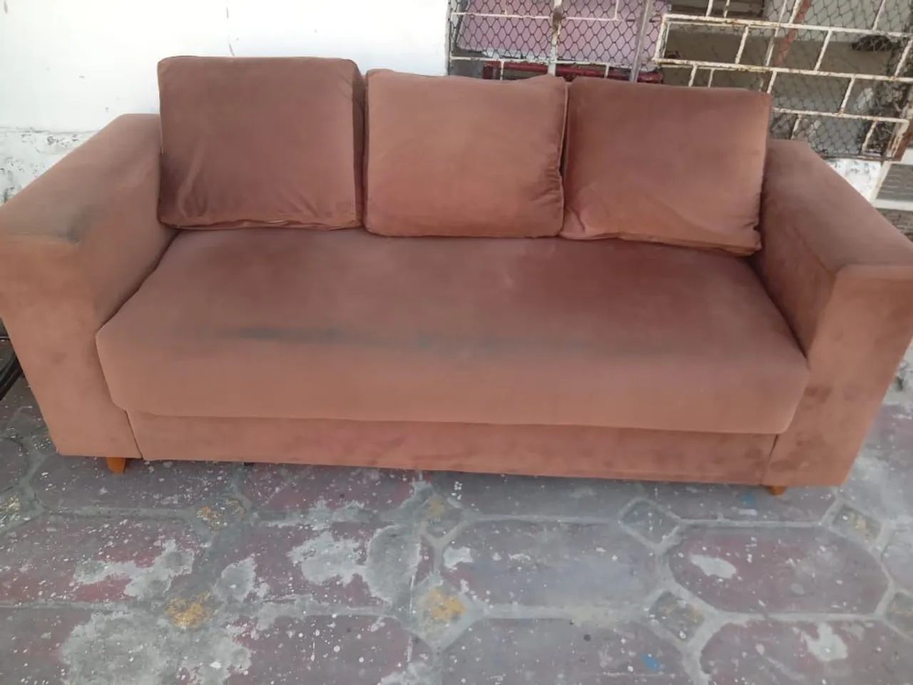 VRNDO UM SOFA SEMI NOVO 3 LUGARES
