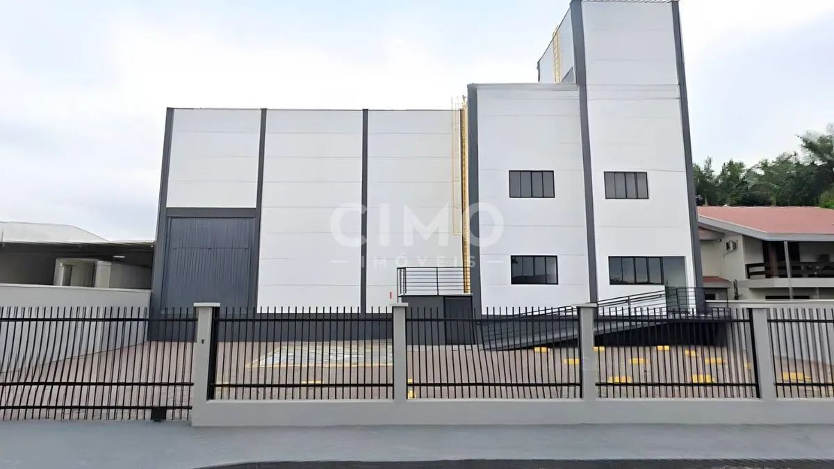 Galpão para Locação  1.225 m² com Doca e Pátio - Brusque
