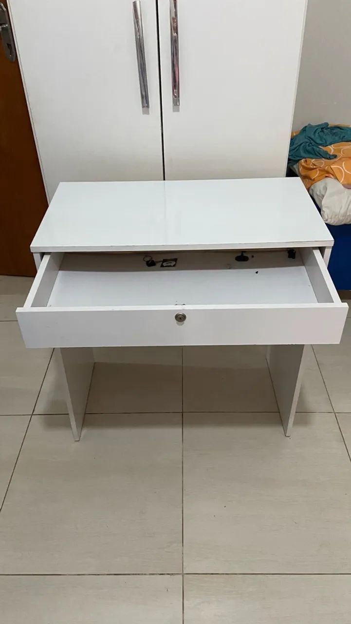 Escrivaninha mesa branca com gaveta e fechadura  - Foto 3