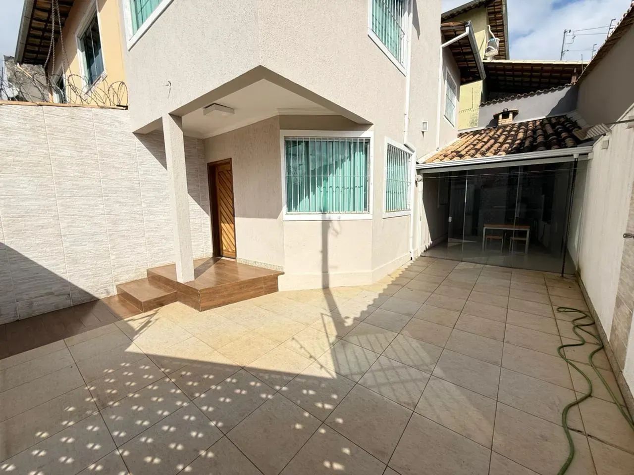 Casa geminada com 2 quartos sendo 2 suítes 3 banheiros 3 vagas - Foto 3