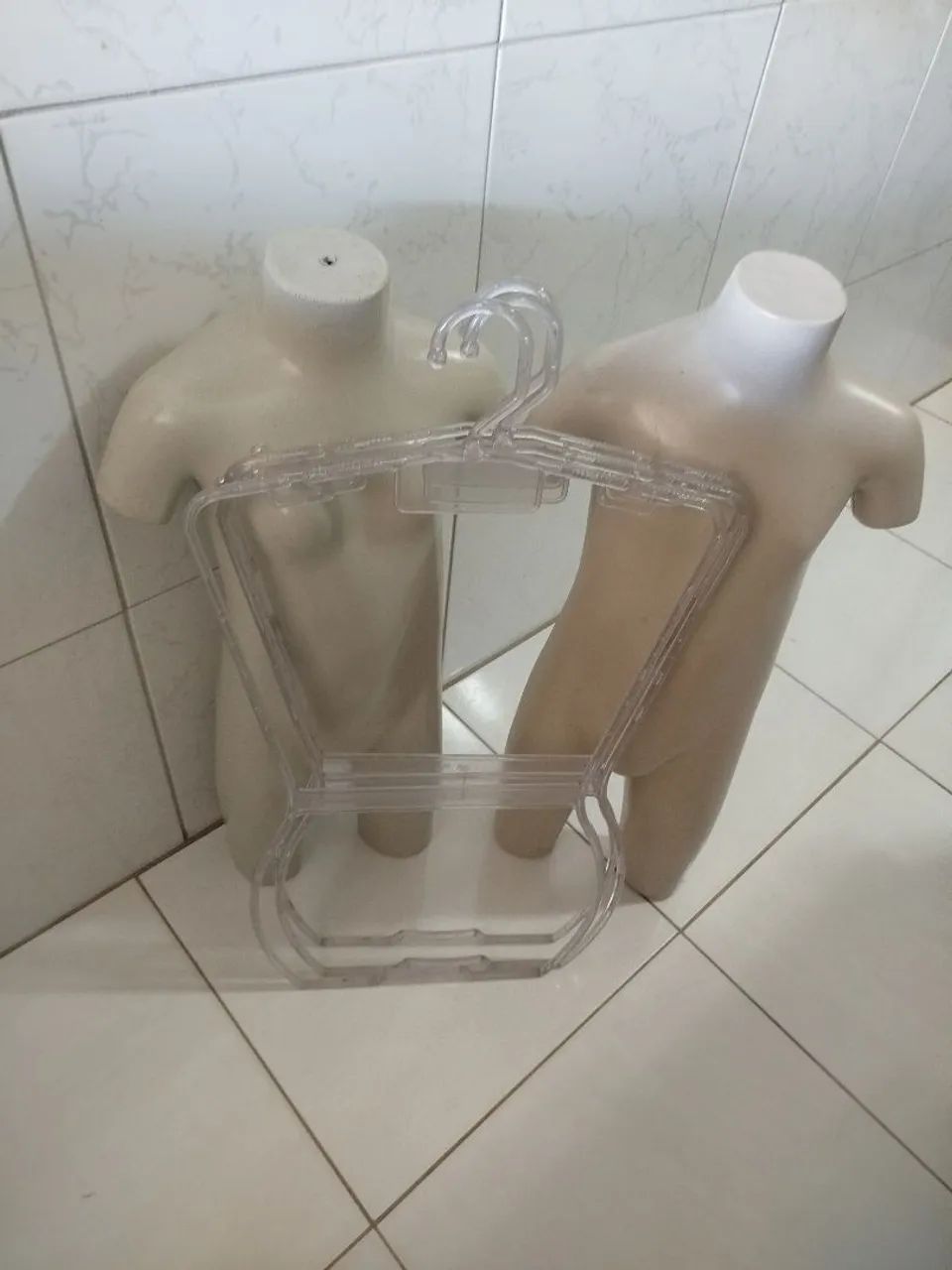 Manequim infantil masculino e feminino e 3 cabides para roupas  - Foto 4