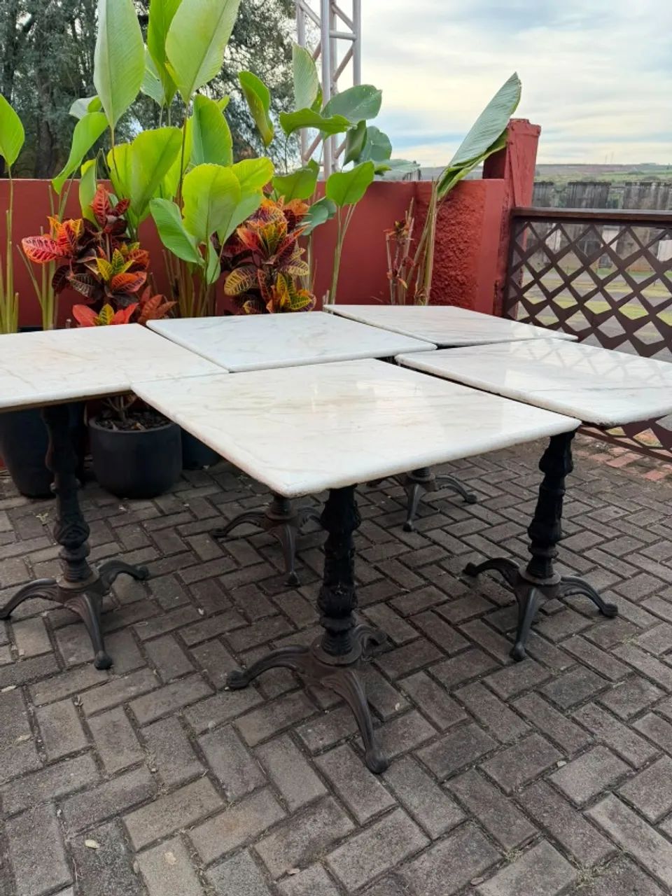 Mesa de Granito Branco e base de ferro