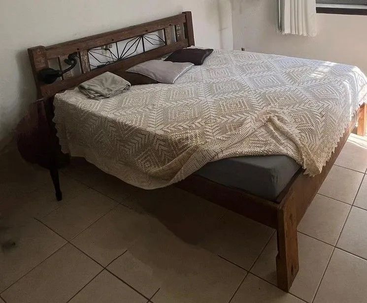 Cama casal estilo demolição com decorativo em ferro. 1.60metros