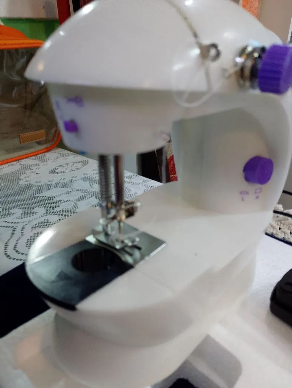 Mini máquina de costura nova na caxa  - Foto 2