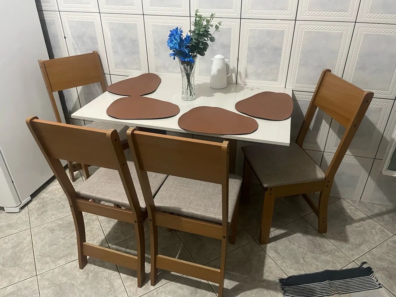 Jogo de mesa com 4 cadeiras