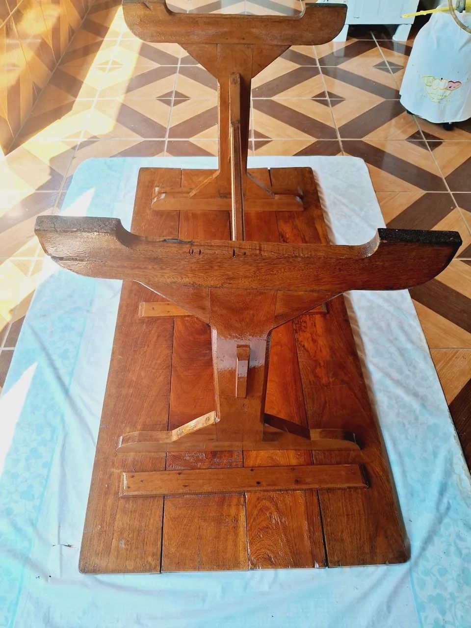 MESA DE MADEIRA COM 4 CADEIRAS  - Foto 3