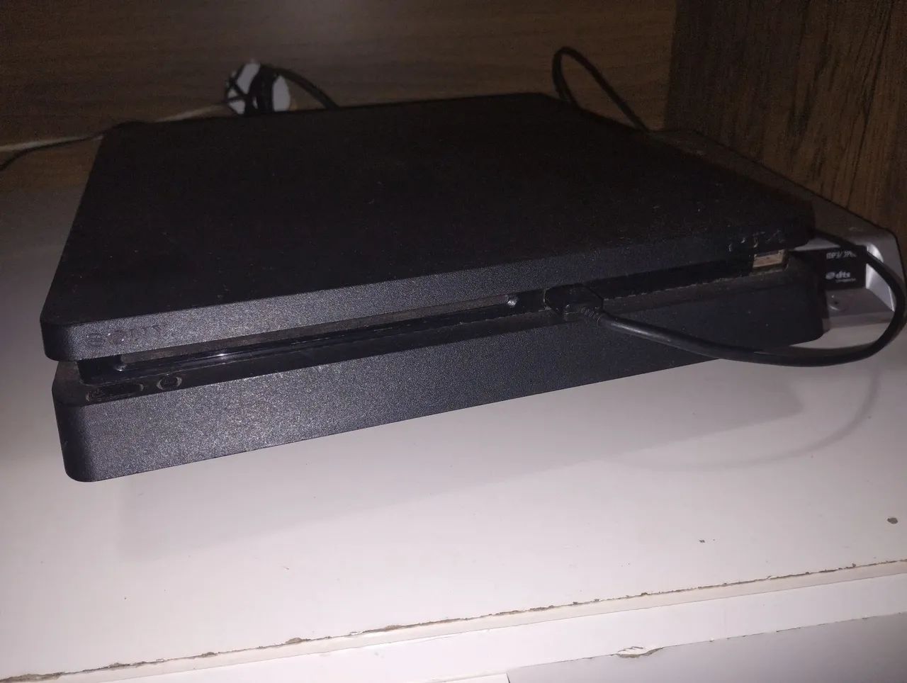 Vendo PS4 slim 1tb (2 controles) - Foto 2