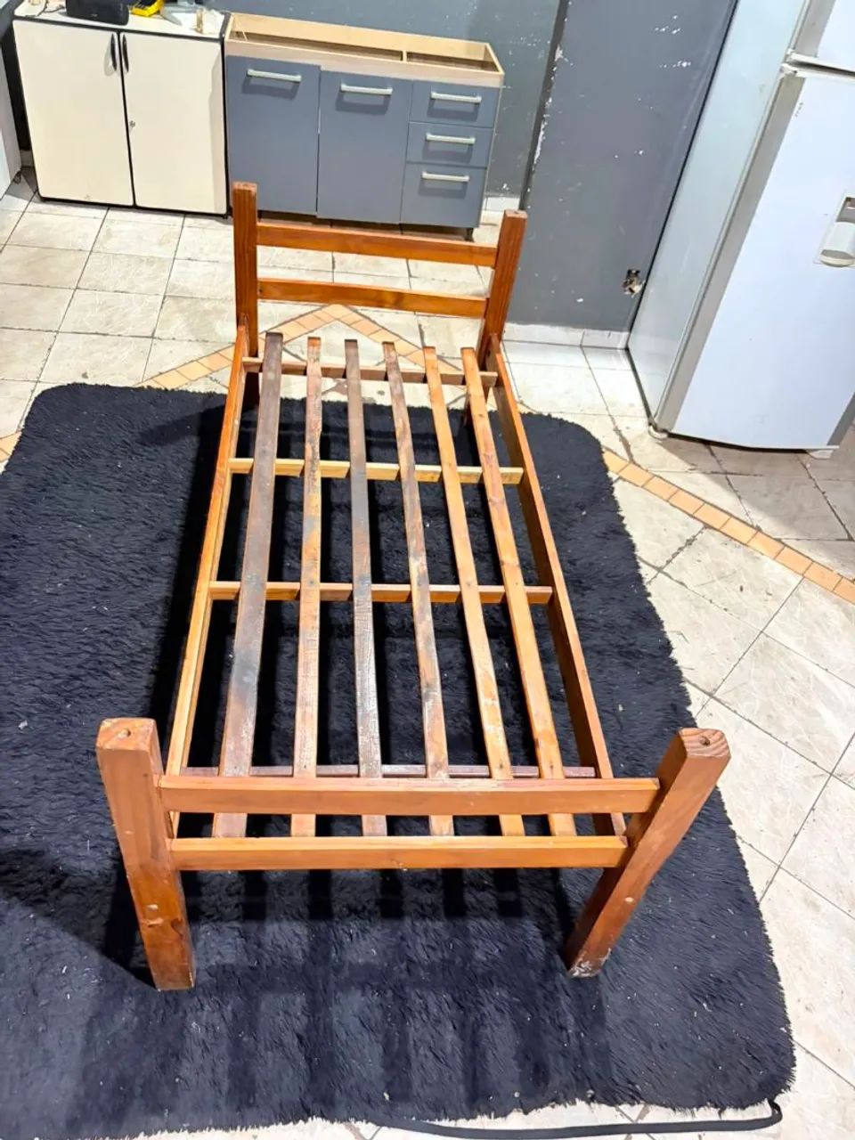 Cama de madeira solteiro conservada ((ENTREGO GRATIS)) - Foto 4