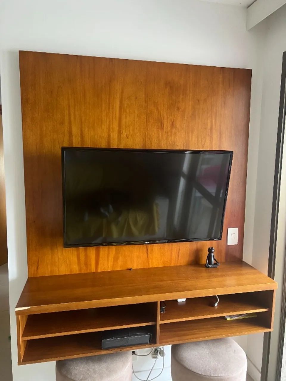 Painel para televisão com nichos