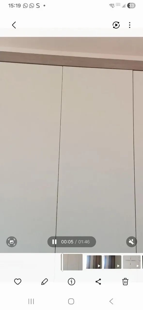 Guarda-roupas moderno e funcional em perfeito estado