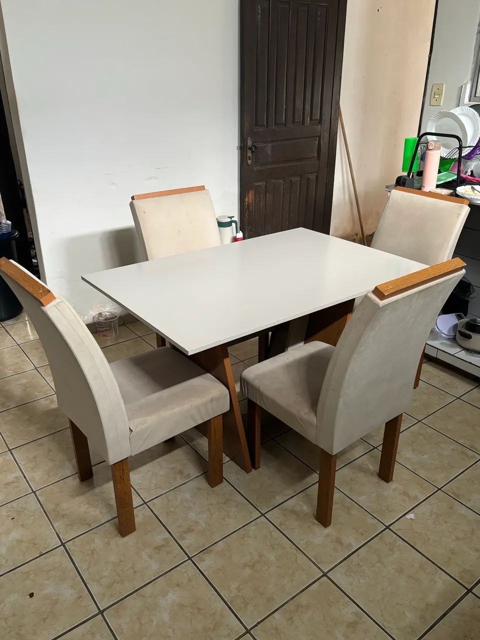 Mesa de 4 lugares com cadeira estofadas