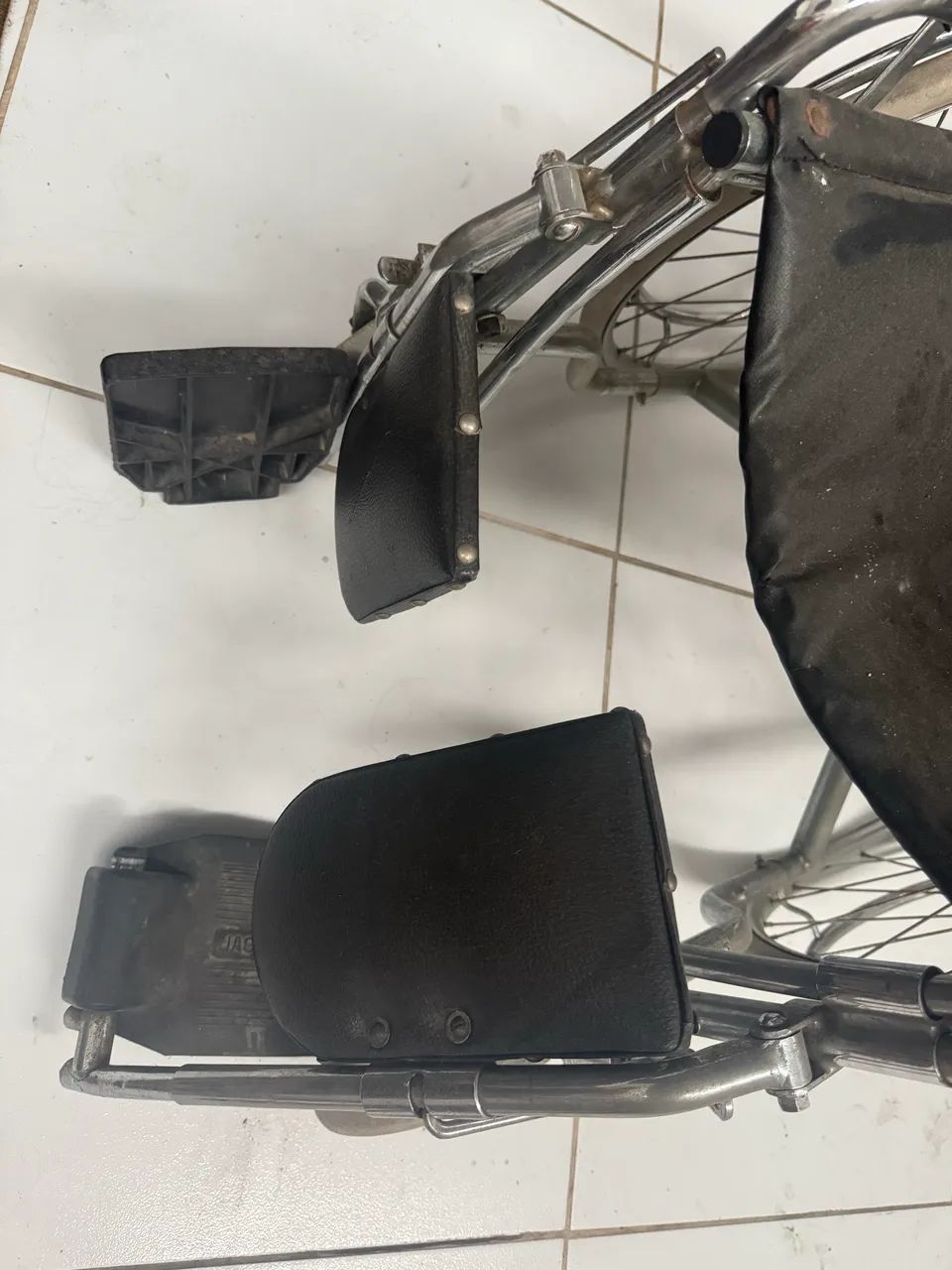 Vende-se Cadeira de Rodas - Foto 3