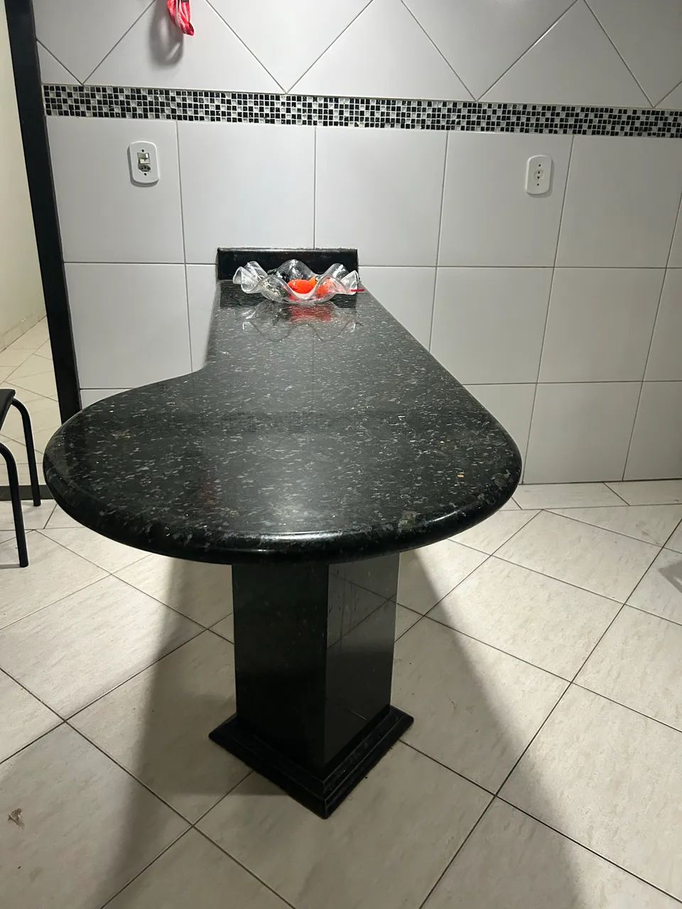 Mesa de Mármore com 06 cadeiras 