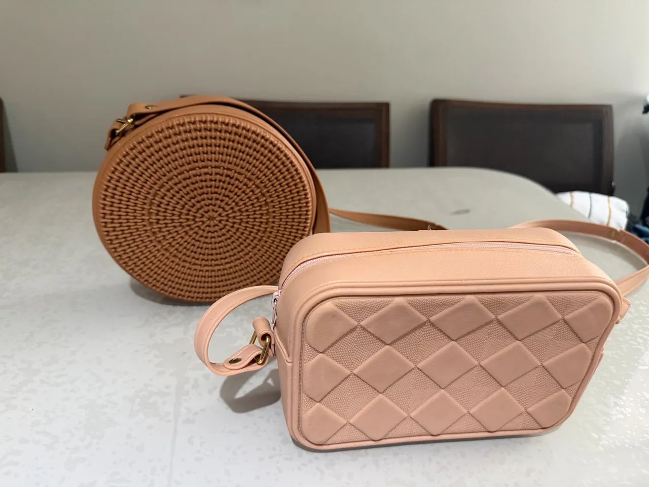2 bolsas transversais em material sintético 