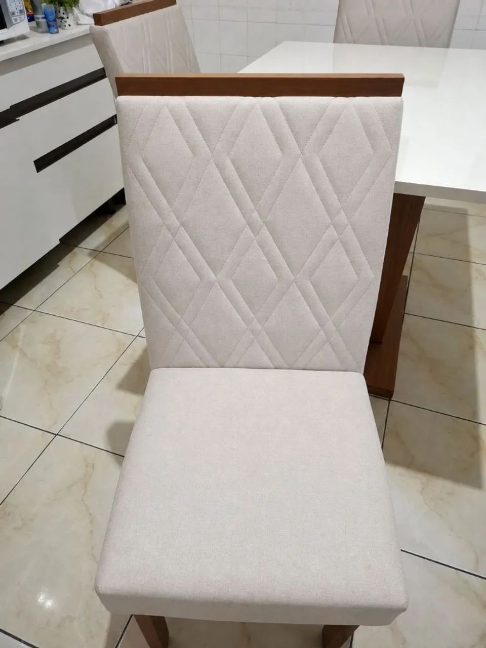 Vendo mesa com 4 cadeiras estofadas  - Foto 2