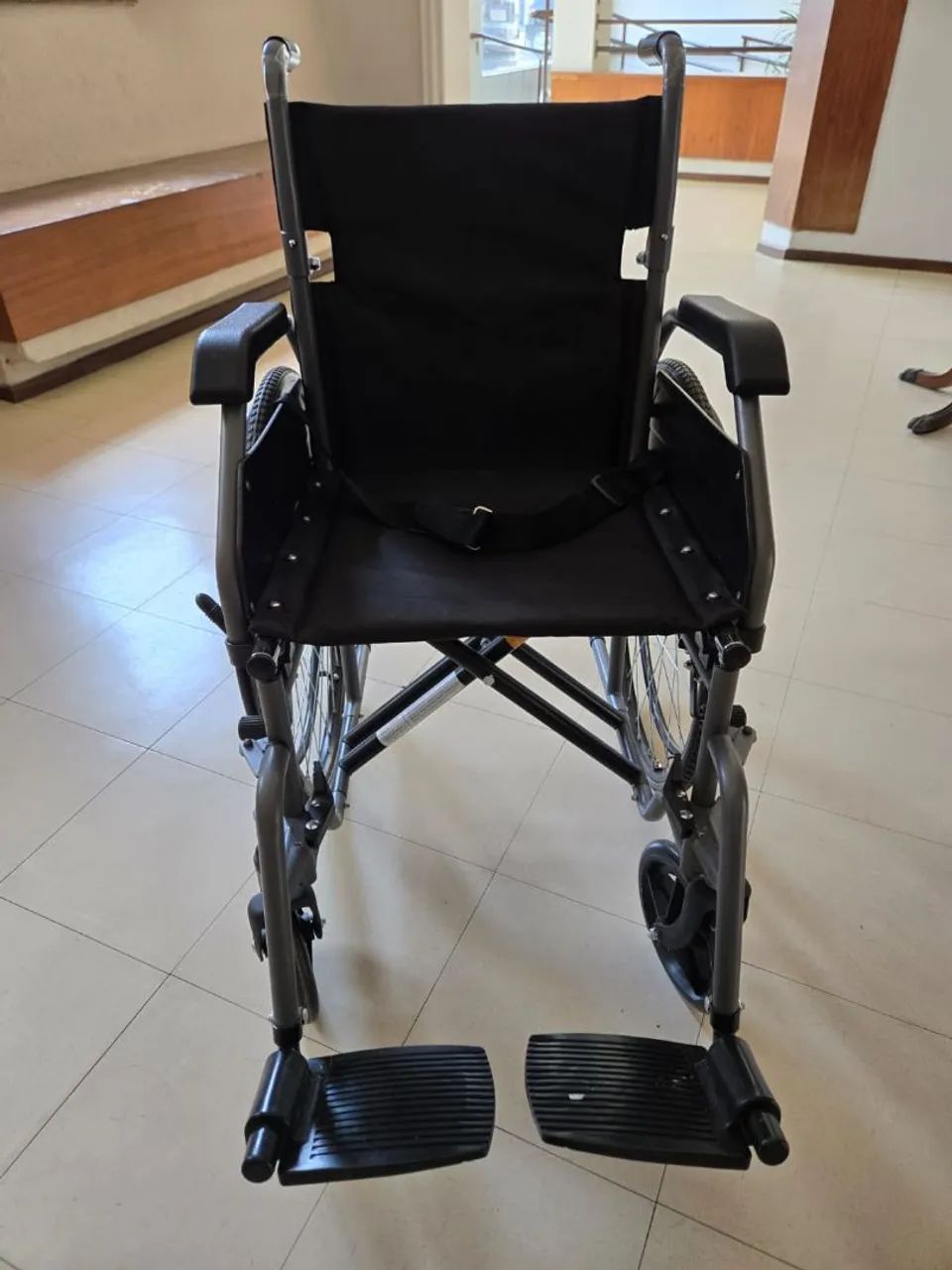 Vendo cadeira de rodas nova sem uso - Foto 3