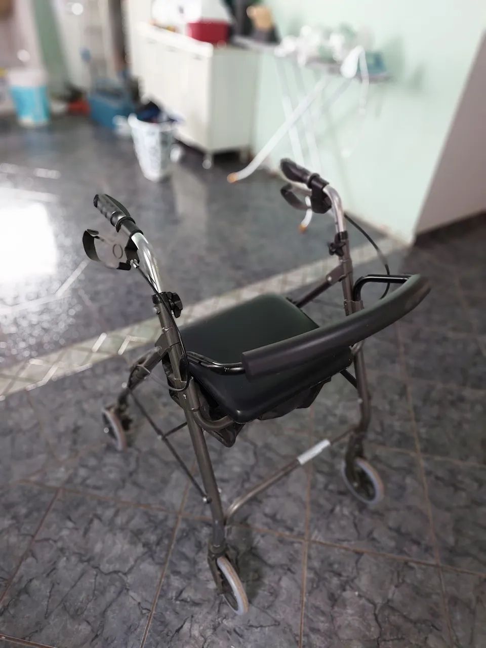 Andador rodas, freios e cadeira.