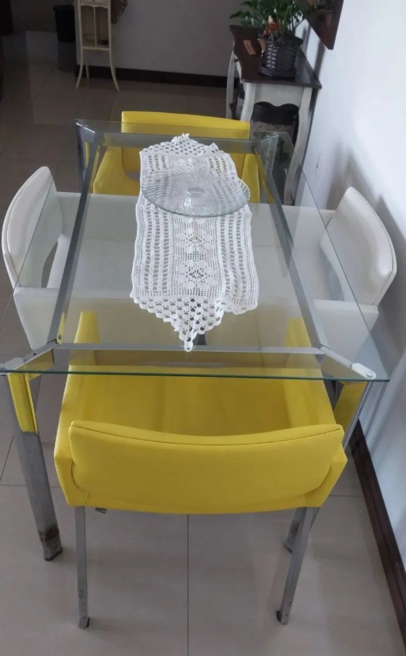 Mesa retangular com base de vidro, com 4 poltronas  - Foto 2