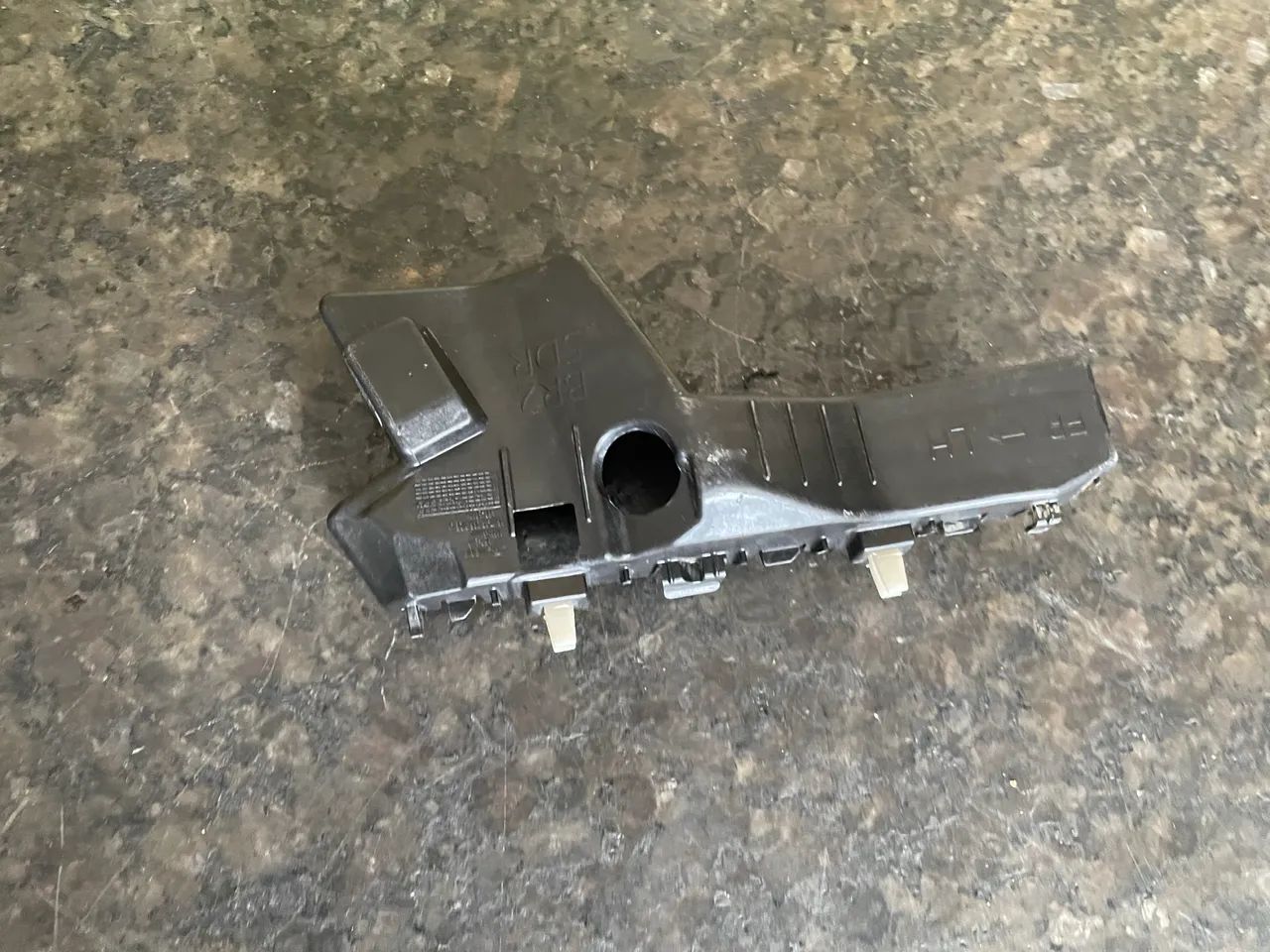 Guia pára-choque dianteiro lado esquerdo Hyundai hb20 2020 a 2022 86553 ...