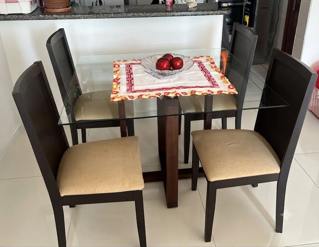 MESA QUADRADA DE MADEIRA 