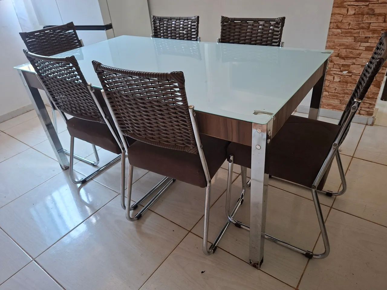 Mesa com tampo de vidro e  6 cadeiras  - Foto 2