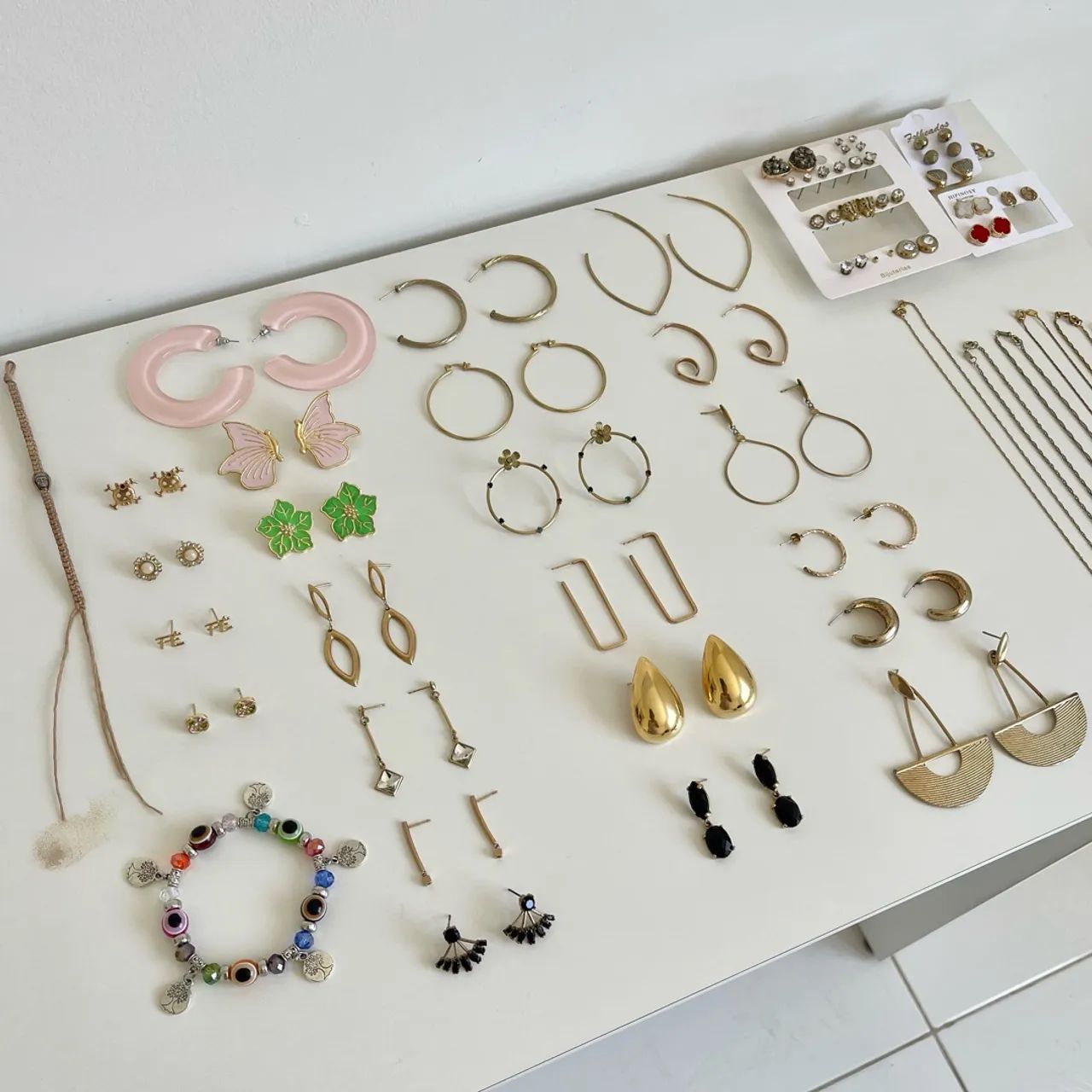 Lote com 50 acessórios femininos: brincos, colares e pulseiras - Foto 3