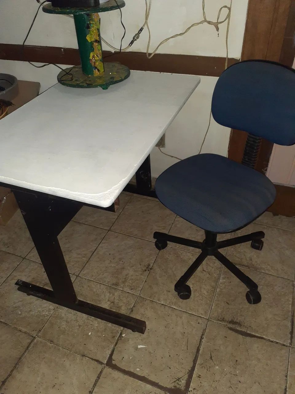 Mesa de computador c/ cadeira giratoria