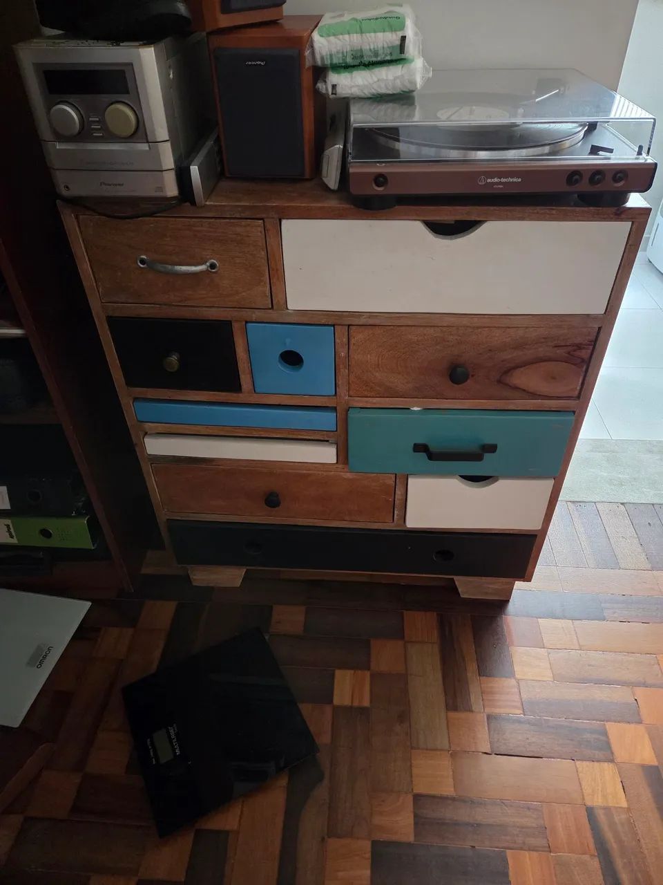 Pequena cômoda com gavetas