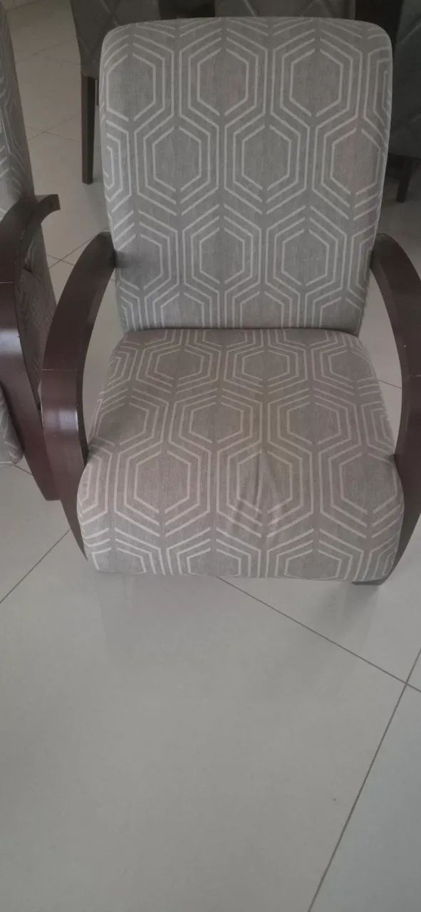 2 poltronas estofadas com braços de madeira  - Foto 2