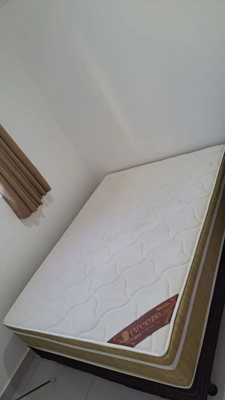 Cama casal, box conjugado.