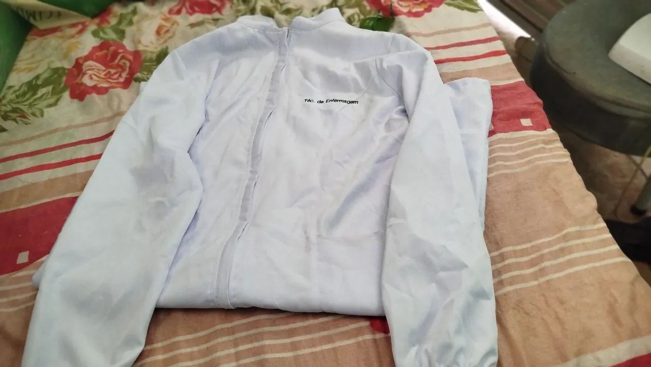 Vendo jaleco bargadine, tamanho M novo sem uso. - Foto 2